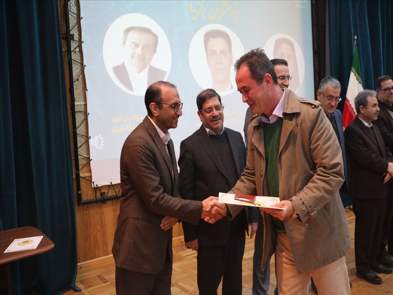تجلیل از پژوهشگران برتر دانشگاه سال 1404