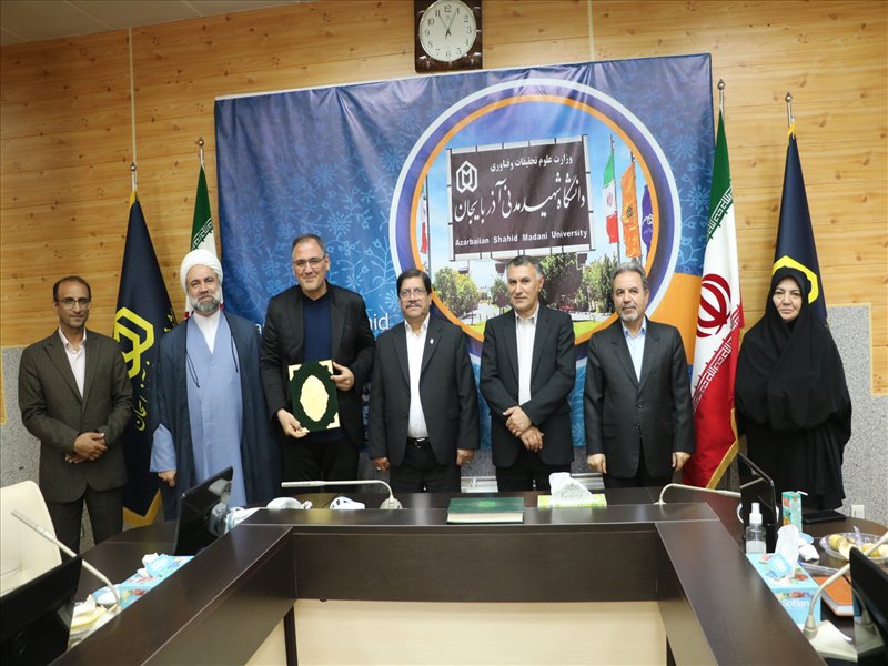 مراسم تجلیل از سرآمدان آموزشی دانشگاه شهید مدنی آذربایجان