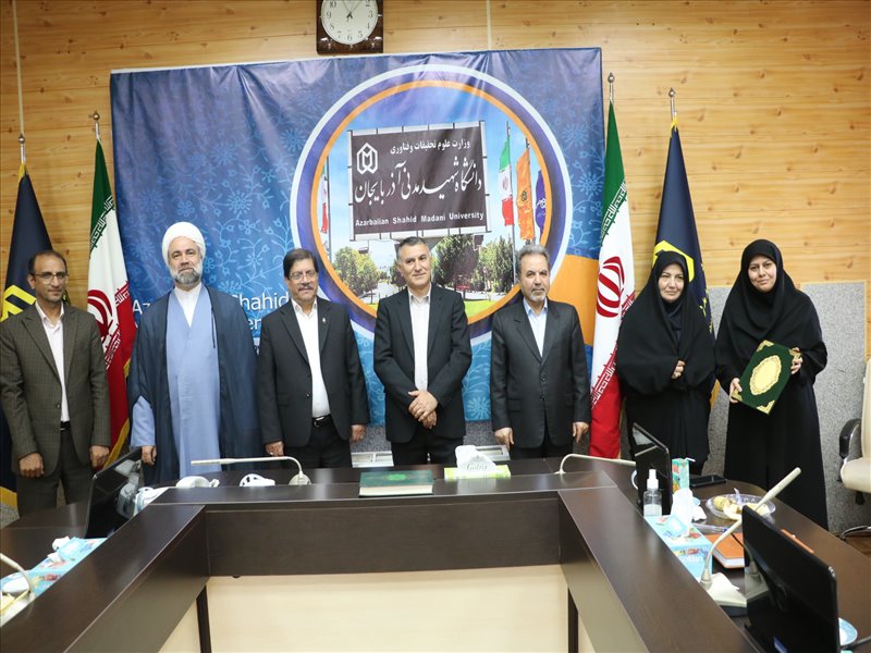 مراسم تجلیل از سرآمدان آموزشی دانشگاه شهید مدنی آذربایجان