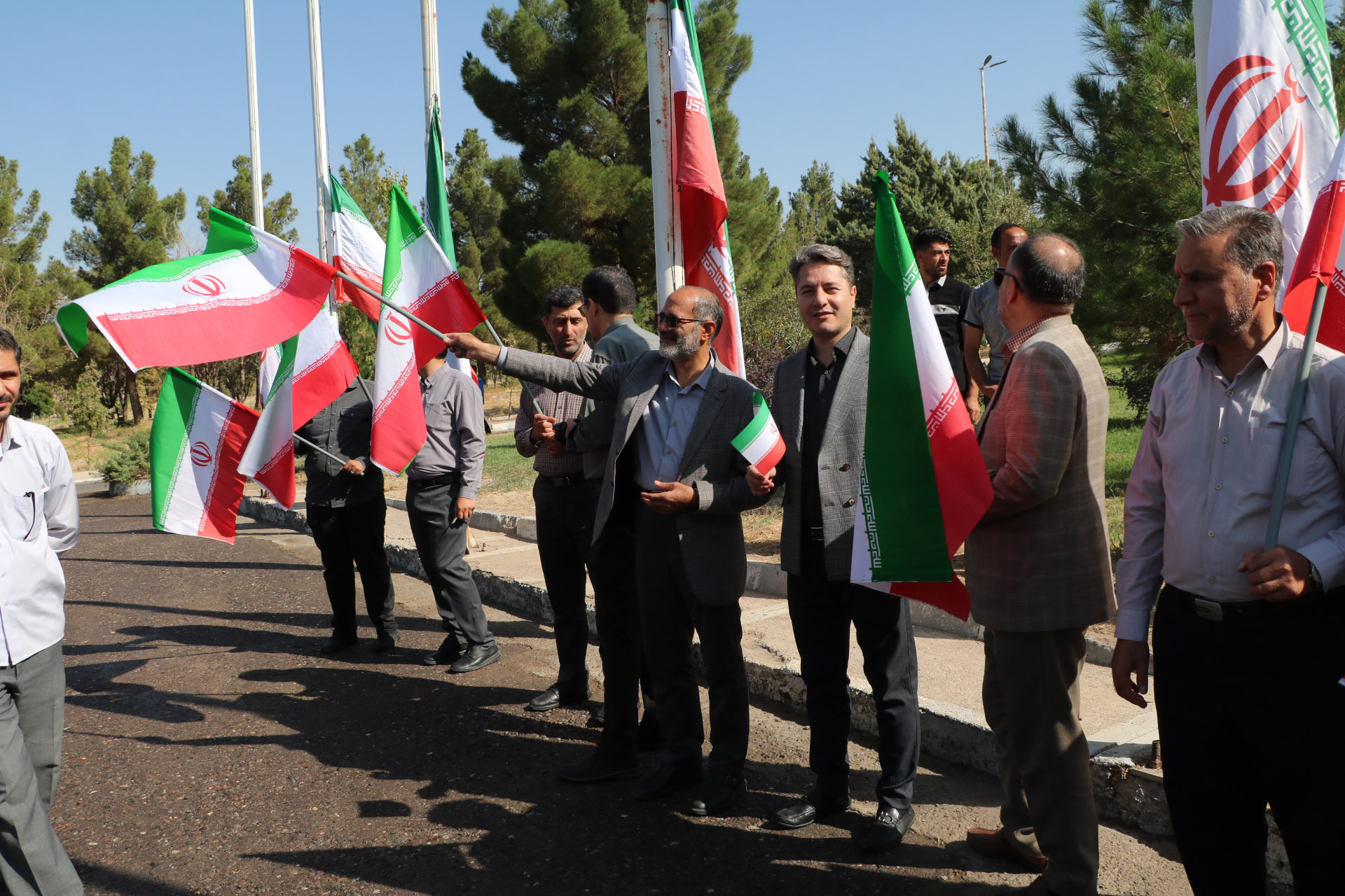 آیین اهتزاز پرچم مقدس جمهوری اسلامی ایران در دانشگاه شهید مدنی آذربایجان