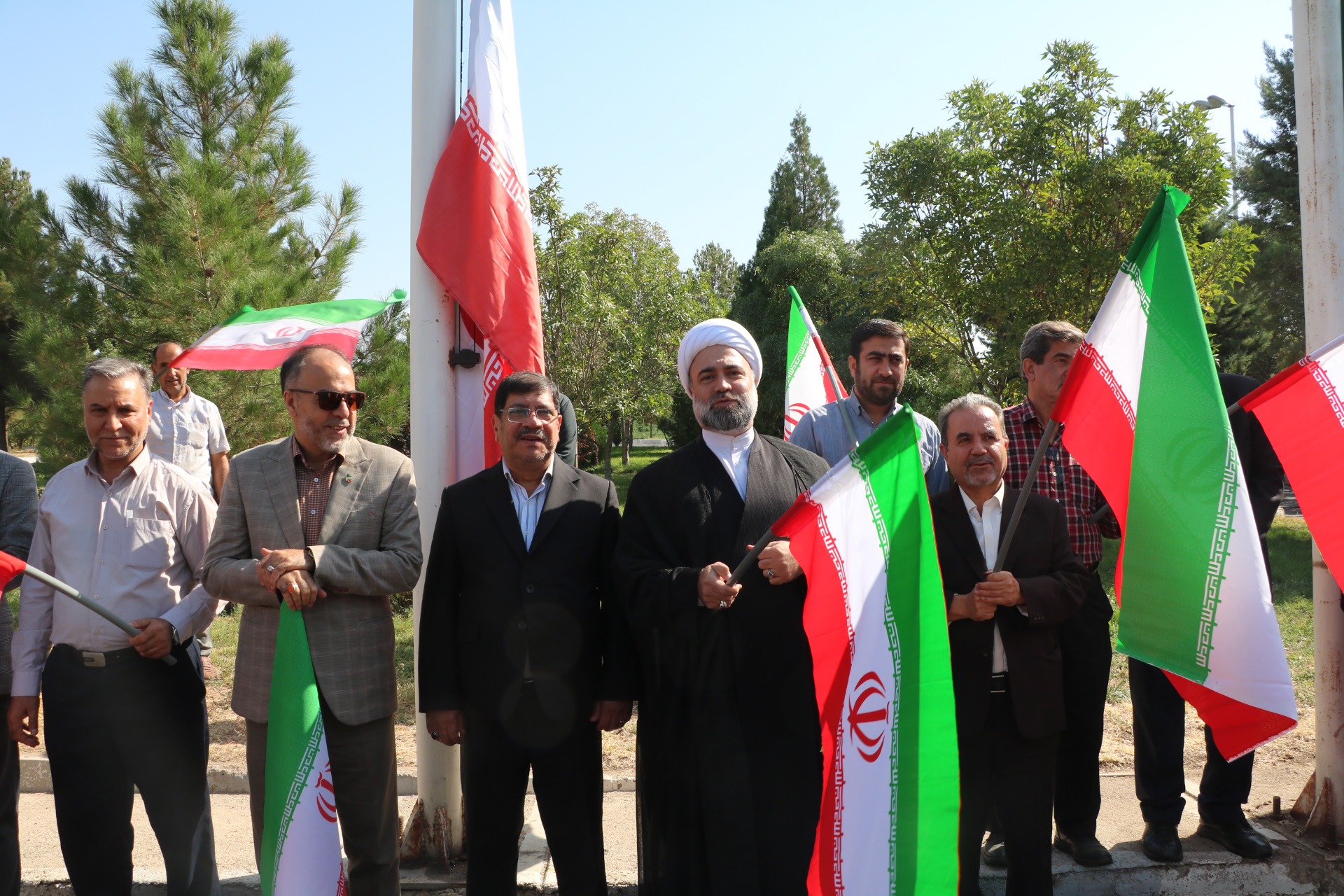 آیین اهتزاز پرچم مقدس جمهوری اسلامی ایران در دانشگاه شهید مدنی آذربایجان