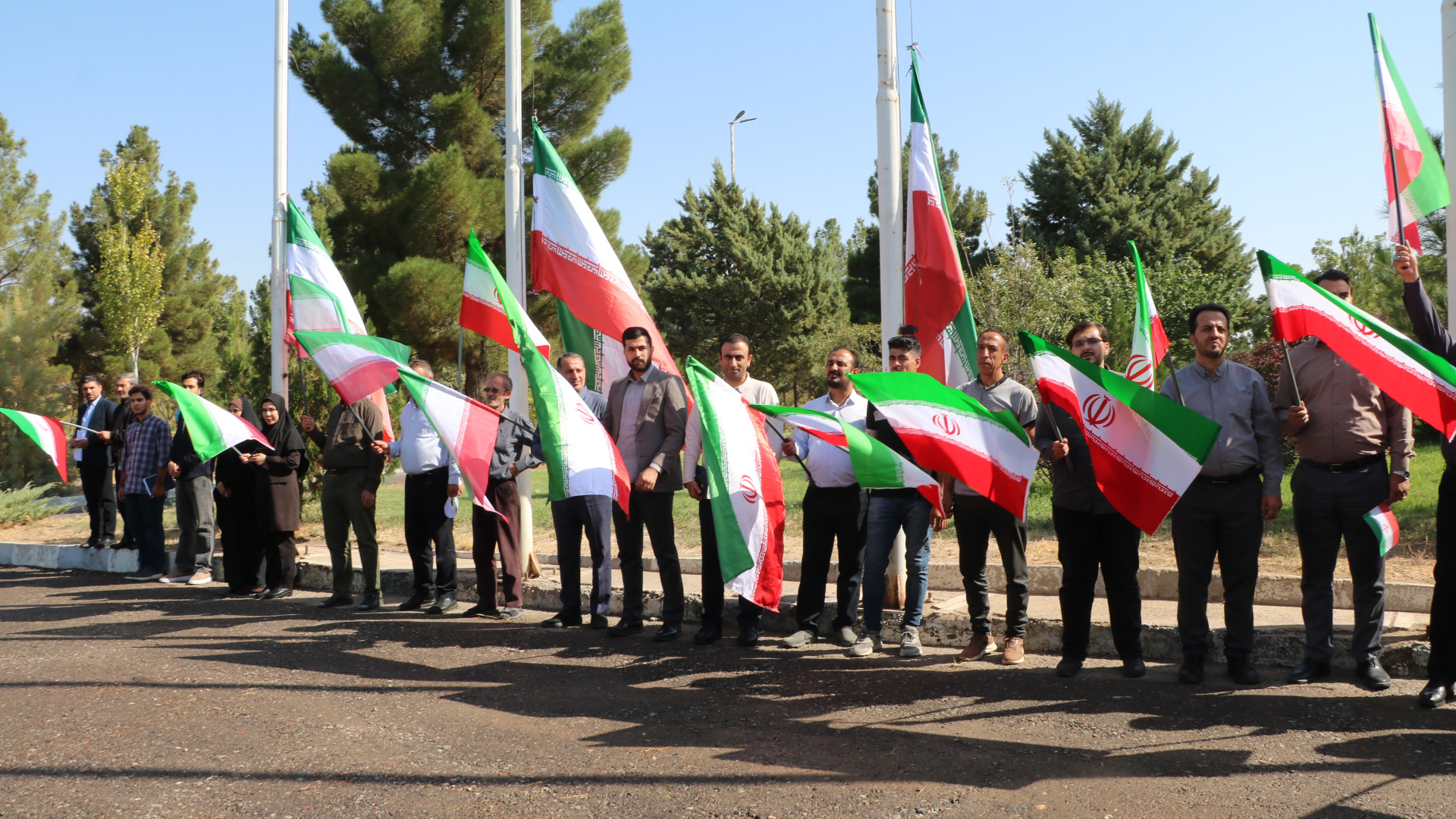 آیین اهتزاز پرچم مقدس جمهوری اسلامی ایران در دانشگاه شهید مدنی آذربایجان
