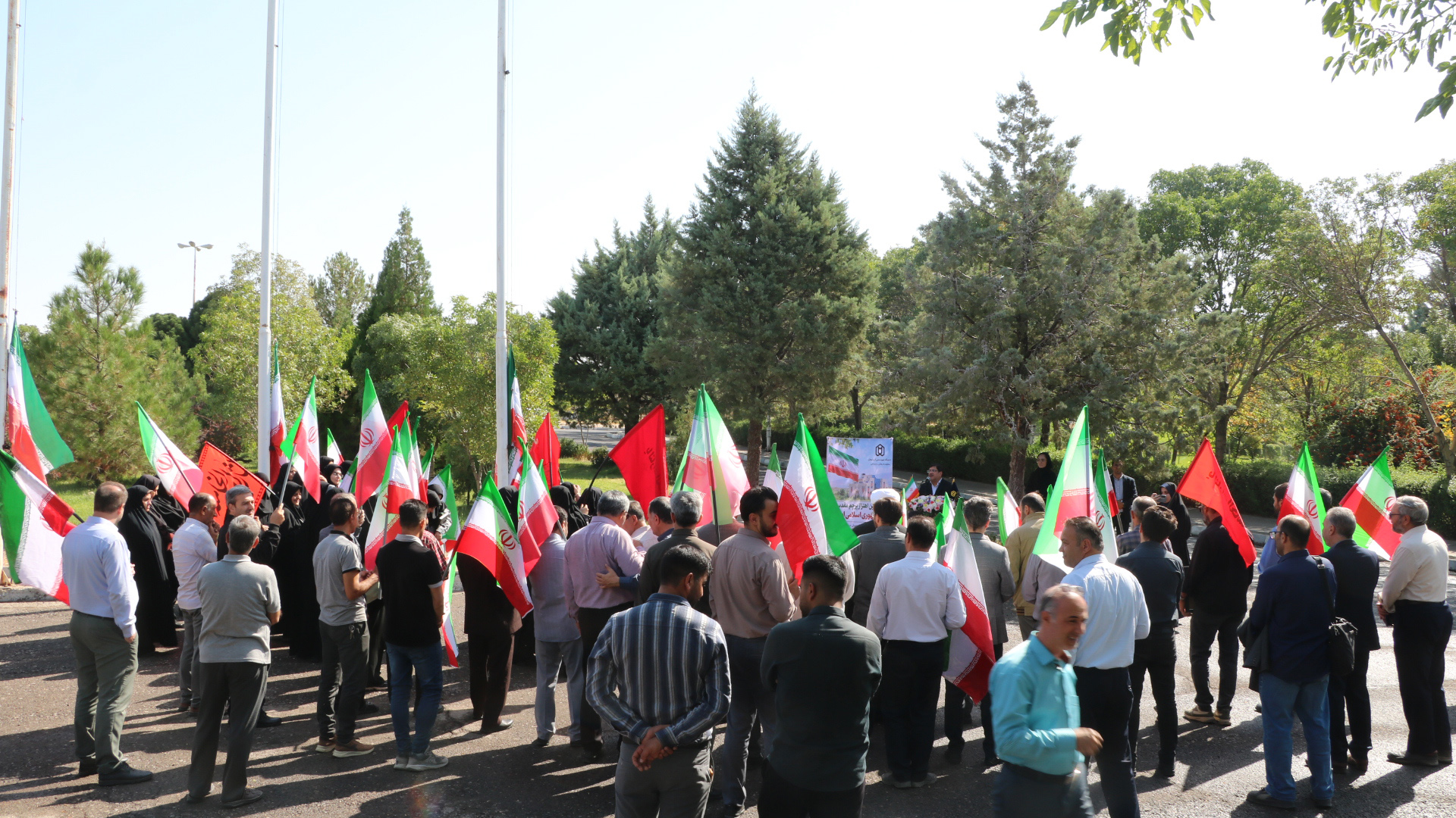 آیین اهتزاز پرچم مقدس جمهوری اسلامی ایران در دانشگاه شهید مدنی آذربایجان