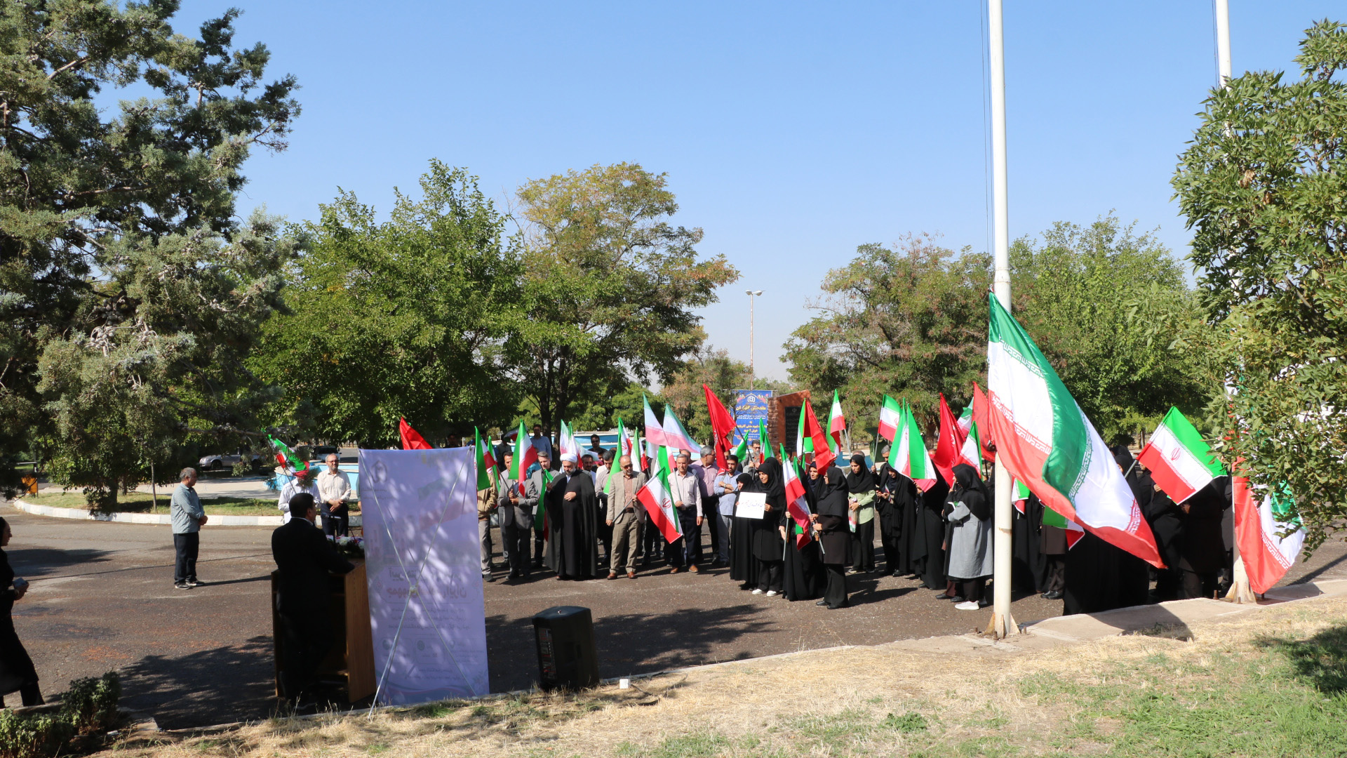 آیین اهتزاز پرچم مقدس جمهوری اسلامی ایران در دانشگاه شهید مدنی آذربایجان