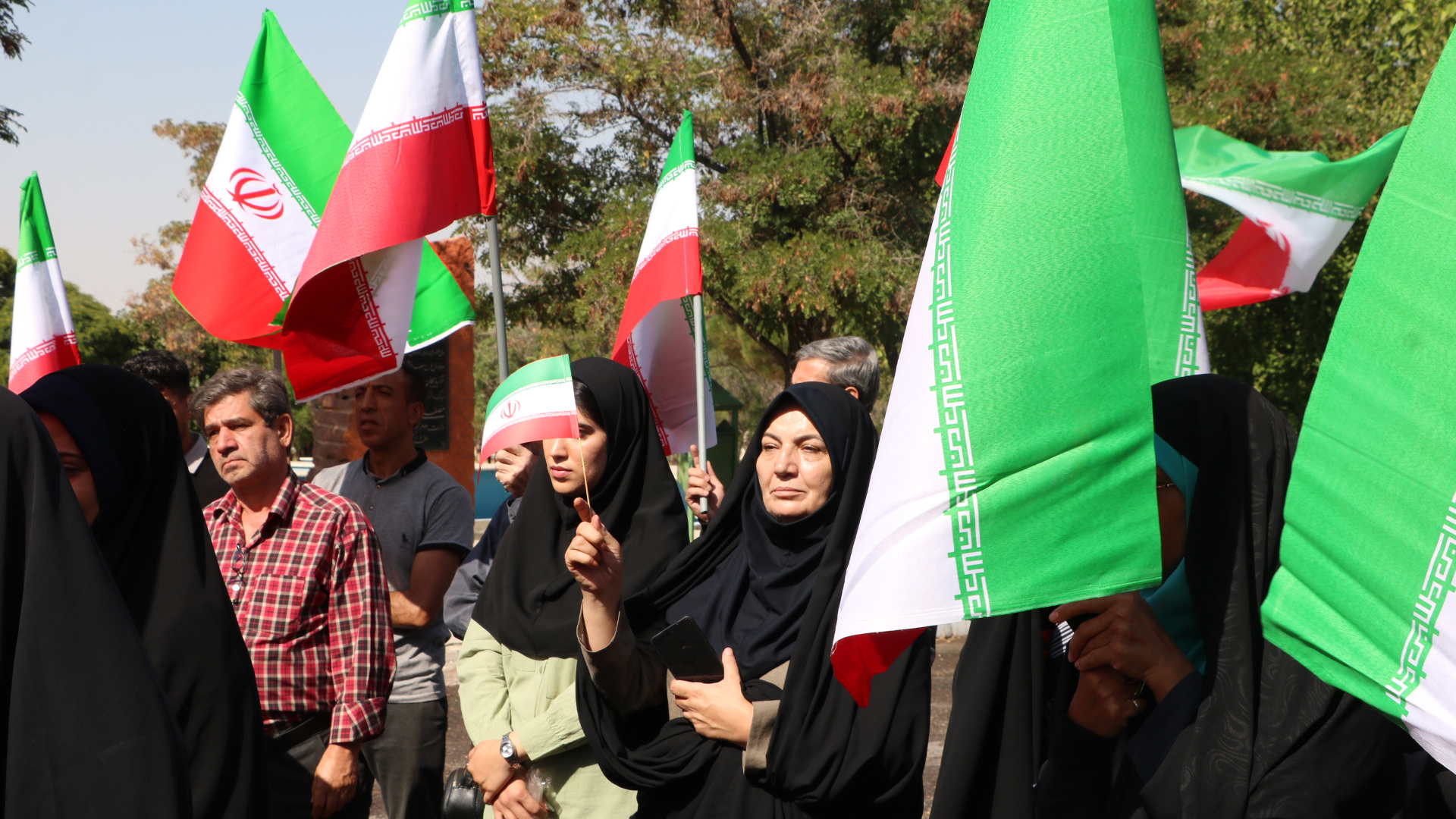 آیین اهتزاز پرچم مقدس جمهوری اسلامی ایران در دانشگاه شهید مدنی آذربایجان