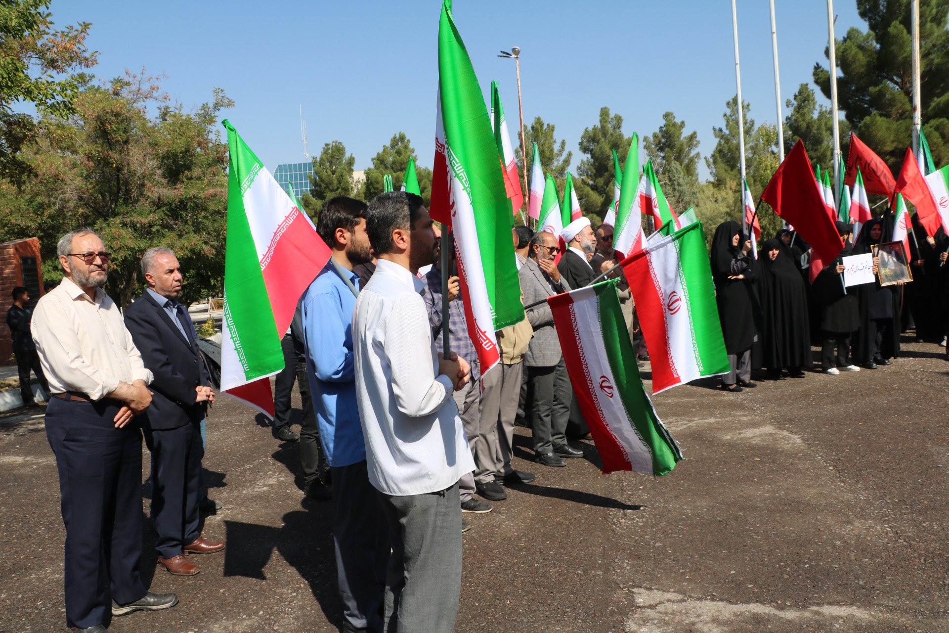 آیین اهتزاز پرچم مقدس جمهوری اسلامی ایران در دانشگاه شهید مدنی آذربایجان