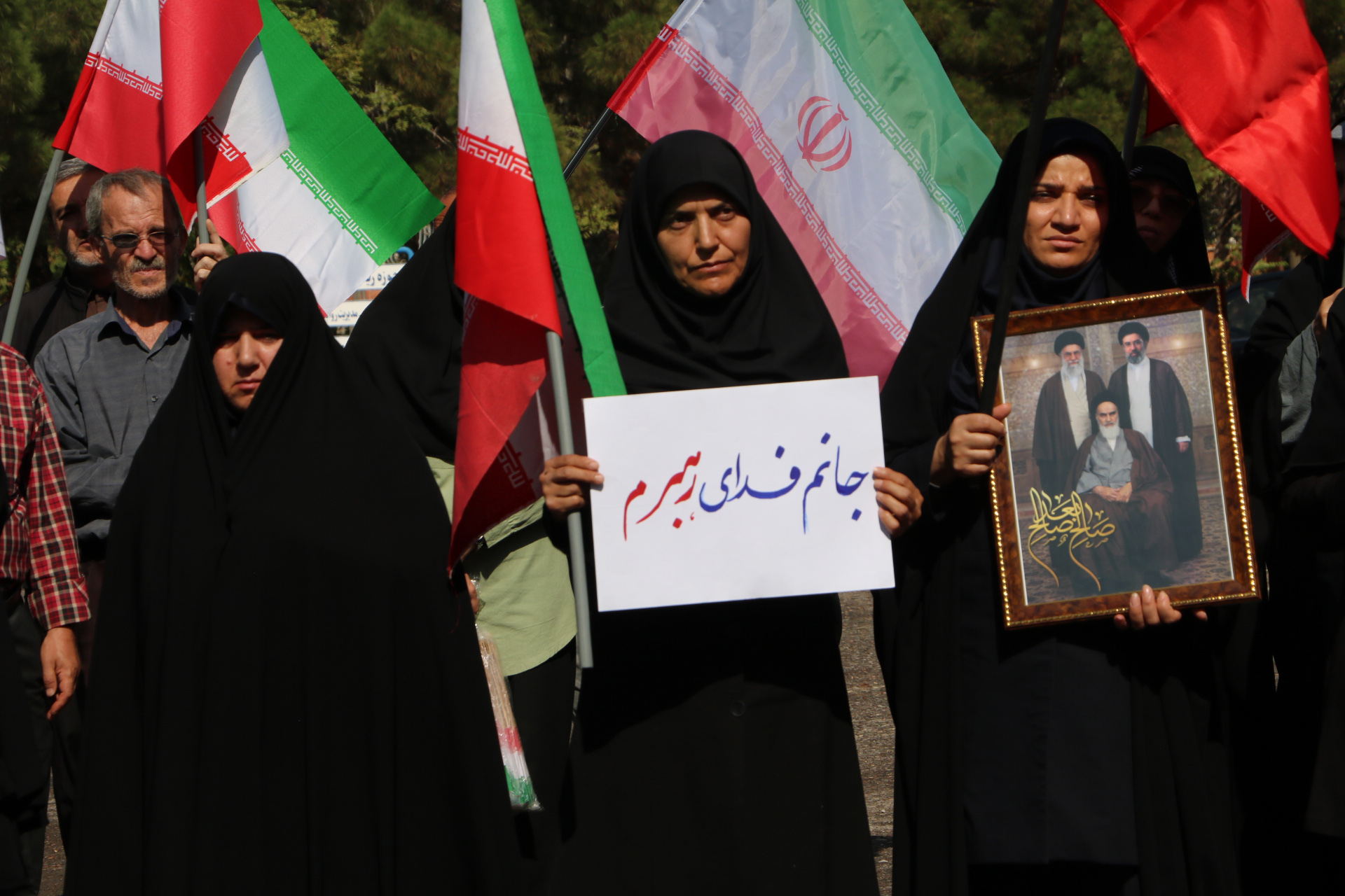 آیین اهتزاز پرچم مقدس جمهوری اسلامی ایران در دانشگاه شهید مدنی آذربایجان