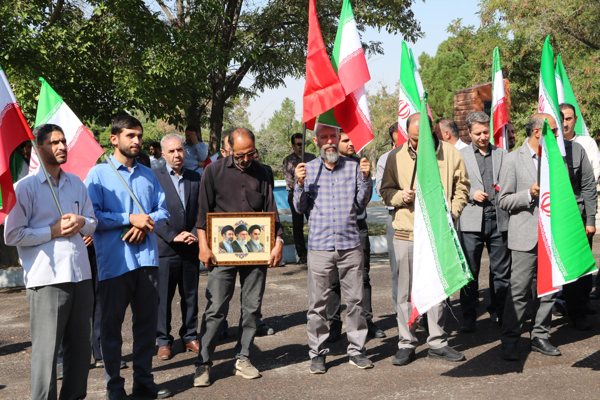 آیین اهتزاز پرچم مقدس جمهوری اسلامی ایران در دانشگاه شهید مدنی آذربایجان