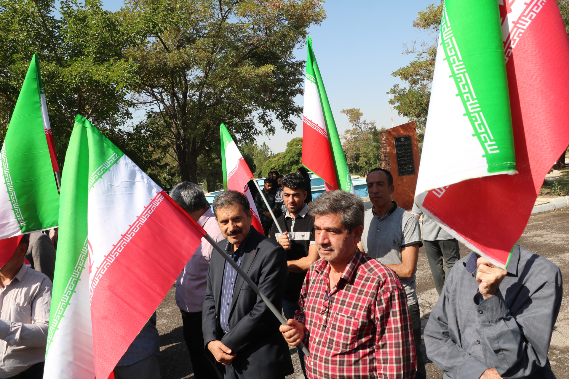 آیین اهتزاز پرچم مقدس جمهوری اسلامی ایران در دانشگاه شهید مدنی آذربایجان